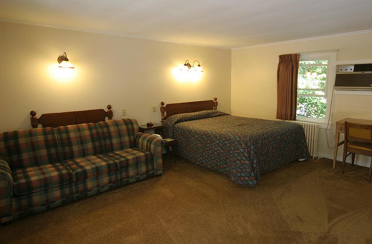 Maple Leaf Motel Schroon Lake Exteriér fotografie